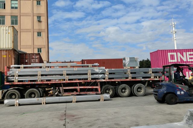 Atualização de remessa da Topfencesolar: Estruturas de montagem em solo de aço ZAM enviadas para a Coreia da fábrica de Xiamen